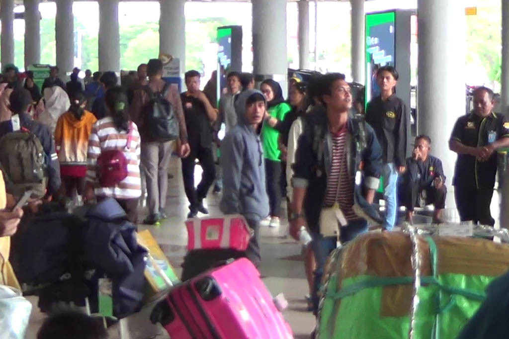 Jumlah arus mudik awal pada Rabu ini diperkirakan mencapai 35 ribu orang. Sementara puncak arus mudik di Bandara Juanda, diperkirakan pada H-5 atau pada 6 April nanti yaitu sekitar 53 ribu penumpang.