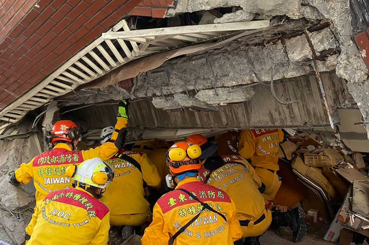 Setidaknya sembilan orang tewas dan lebih dari 800 terluka akibat gempa bumi dahsyat mengguncang Taiwan pada Rabu, 3 April 2024. Gempa juga merusak puluhan bangunan dan memicu peringatan tsunami di Jepang dan Filipina sebelum dicabut.