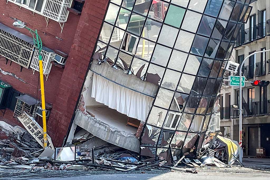 Gempa berkekuatan magnitudo 7,4 yang terjadi pada hari Rabu sekitar pukul 08:00 waktu setempat (0000 GMT), dan Survei Geologi Amerika Serikat (USGS) memperkirakan pusat gempa berada 18 kilometer (11 mil) selatan Kota Hualien Taiwan, pada kedalaman 34,8 kilometer.