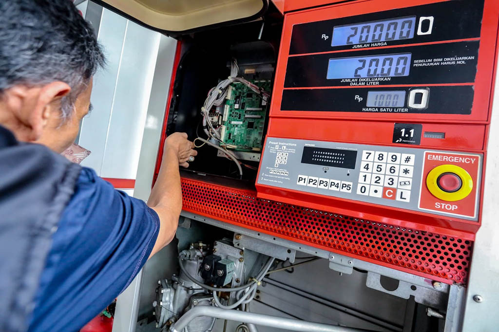 Pemerintah Kota (Pemkot) Bandung Jawa Barat (Jabar) memeriksa Stasiun Pengisian Bahan Bakar Umum (SPBU) Pertamina 34-40111 yang ada di Jalan Cipaganti, Kota Bandung. Hasil pemeriksaan Tera SPBU Cipaganti menunjukan masih masuk di dalam toleransi Batas Kesalahan yang Diizinkan (BKD).
