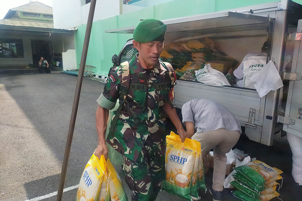 Jelang Idul fitri, operasi pasar murah selama ini terus digelar pemerintah daerah termasuk TNI ikut melaksanakan di halaman Makodim 0612 Tasikmalaya dengan menjual berbagai kebutuhan pokok mulai dari beras, terigu, gula pasir, minyak goreng, bawang merah, bawang putih dan pakaian muslim, kue hingga diburu pembeli.