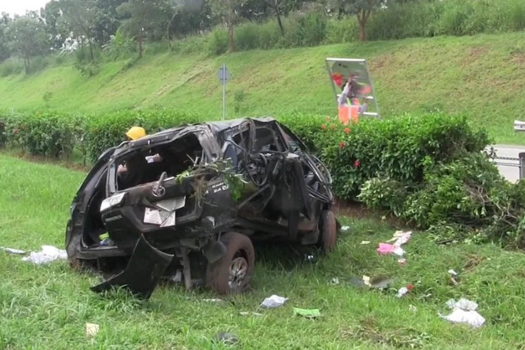 Sebuah minibus dari arah Cirebon menuju Jakarta mengalami kecelakaan tunggal hingga kendaraan tersebut terbalik dan masuk ke median jalan di kilometer 92 Tol Cipali, Subang, Jawa Barat. Diduga diakibatkan sopir minibus mengantuk.
