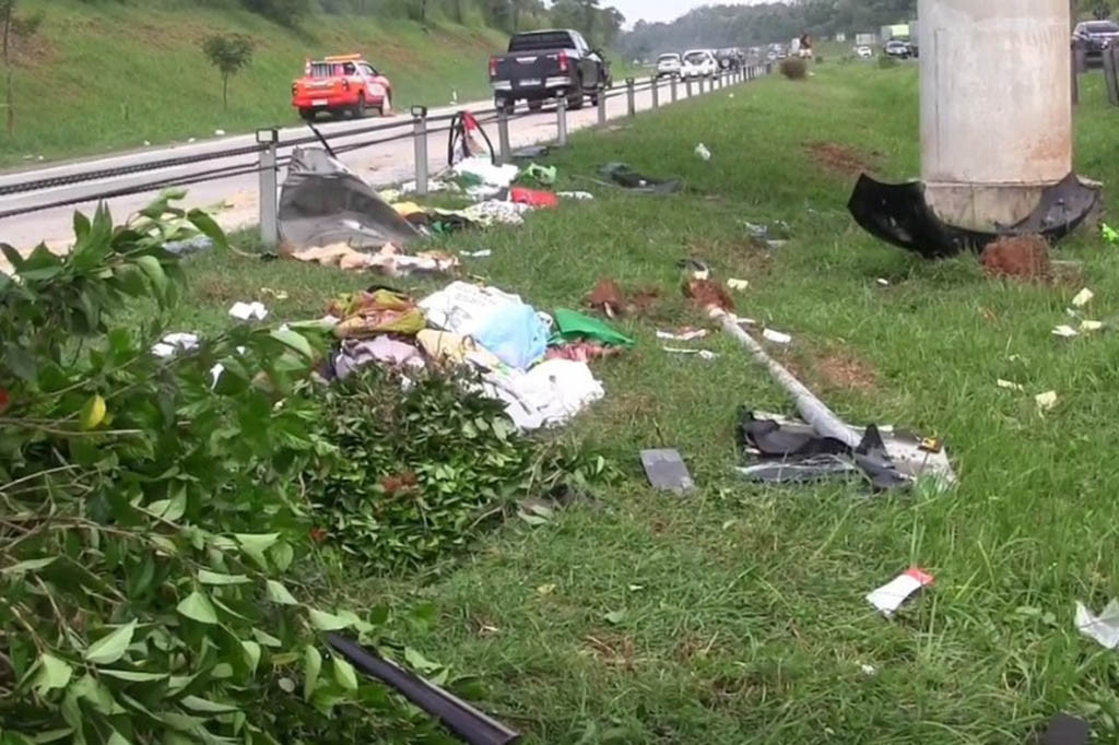 Kecelakaan tunggal terjadi di ruas Tol Cipali, Jawa Barat, Rabu, 3 April 2024. Kecelakaan terjadi diduga sopir mengantuk. Dua orang korban yaitu anggota DPRD Jawa Barat dan anaknya mengalami luka-luka.