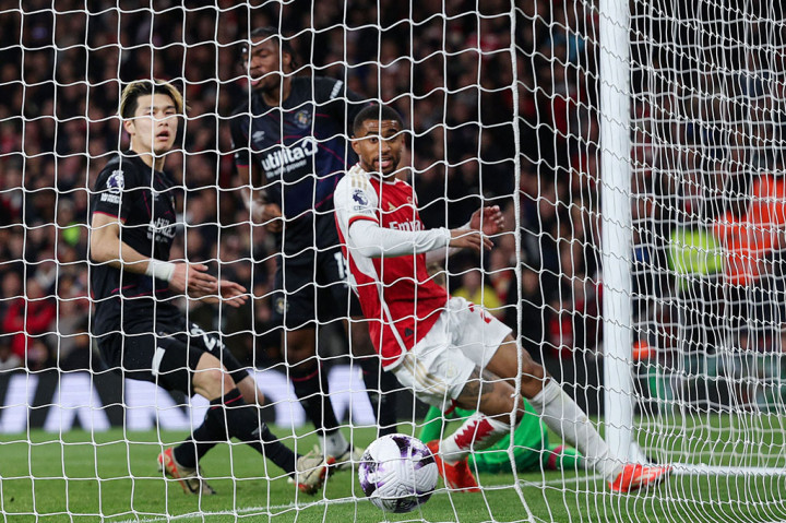 Arsenal sukses menggandakan keunggulan pada menit 44 setelah bek Daiki Hashioka melakukan gol bunuh diri. Skor 2-0 untuk tuan rumah bertahan hingga babak pertama usai.