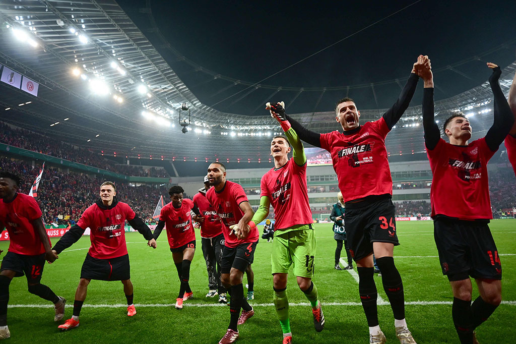 Bayer Leverkusen dipastikan diri maju ke partai final DFB Pokal 2023/24 usai menghajar klub Bundesliga 2, Fortuna Dusseldorf 4-0 dalam pertandingan semifinal di BayArena, Kamis, 4 April 2024 dini hari WIB.  