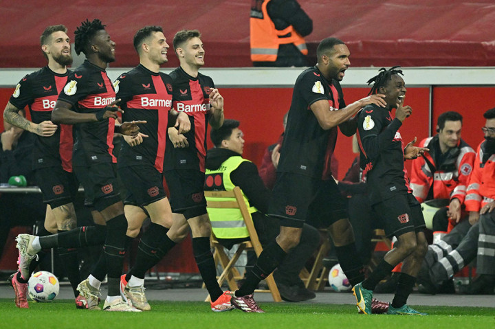 Tuan rumah langsung mengambil inisiatif menyerang sejak awal laga dan membuahkan gol cepat pada menit ke-7. Terbebas di sisi kanan kotak penalti, Jeremie Frimpong kemudian melepas sepakan yang menjebol pojok atas gawang Florian Kastenmeier. Skor menjadi 1-0.