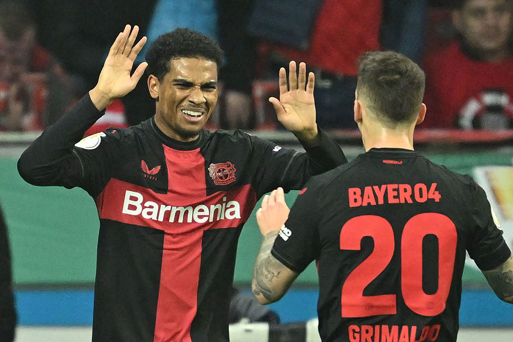 Pasukan Xabi Alonso menggandakan keunggulan pada menit ke-20. Lewat serangan balik, Amine Adli menusuk dari sisi kiri dan melepaskan sepakan mendatarnya yang gagal dihentikan Kastenmeier. Kedudukan menjadi 2-0.