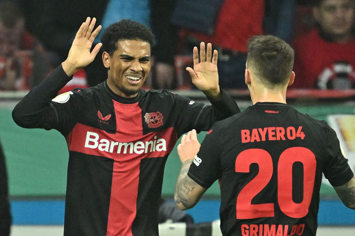 Pasukan Xabi Alonso menggandakan keunggulan pada menit ke-20. Lewat serangan balik, Amine Adli menusuk dari sisi kiri dan melepaskan sepakan mendatarnya yang gagal dihentikan Kastenmeier. Kedudukan menjadi 2-0.