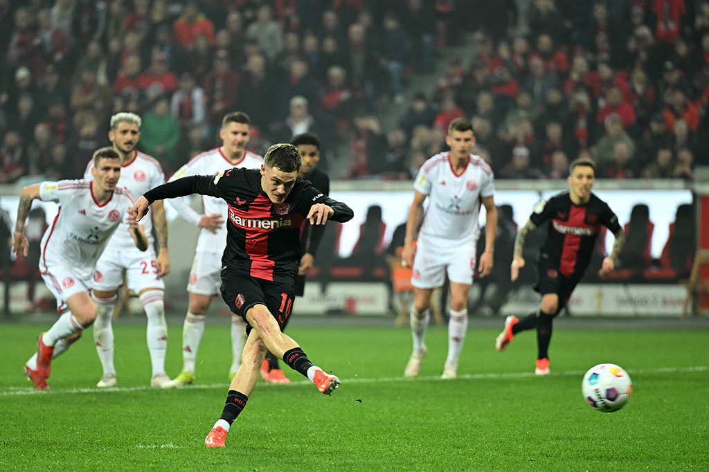 Selepas jeda, Leverkusen masih bernafsu untuk menambah keunggulan mereka. Pada menit ke-60, Leverkusen mendapatkan hadiah penalti akibat Matthias Zimmermann melakukan handball. Wirtz yang maju sebagai eksekutor menjalankan tugasnya dengan baik.