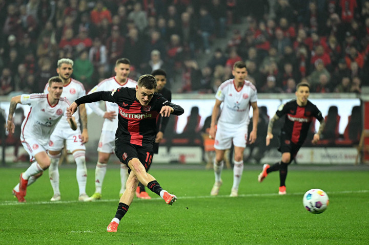 Selepas jeda, Leverkusen masih bernafsu untuk menambah keunggulan mereka. Pada menit ke-60, Leverkusen mendapatkan hadiah penalti akibat Matthias Zimmermann melakukan handball. Wirtz yang maju sebagai eksekutor menjalankan tugasnya dengan baik.