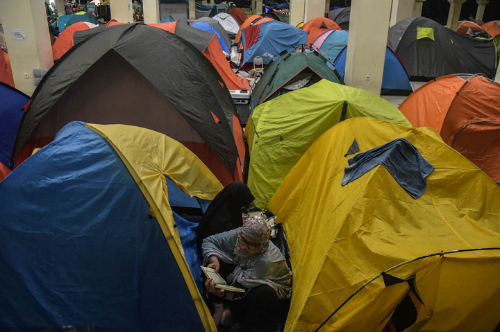 Jemaah membaca Alquran saat beriktikaf di Masjid Raya Habiburahman, Bandung, Jawa Barat, Rabu, 3 April 2024 dini hari. 