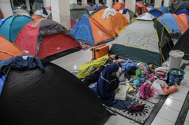 Masjid Raya Habiburrahman, Bandung, Jawa Barat, kembali menggelar kegiatan iktikaf. Ratusan tenda didirikan umat muslim yang datang dari sejumlah daerah di Indonesia di masjid tersebut.