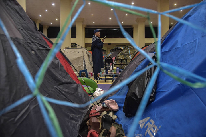 Ratusan jemaah memulai melaksanakan iktikaf pada sepuluh hari terakhir bulan Ramadan dengan memperbanyak ibadah di masjid guna mendapatkan berkah malam Lailatul Qadar yang penuh berkah.