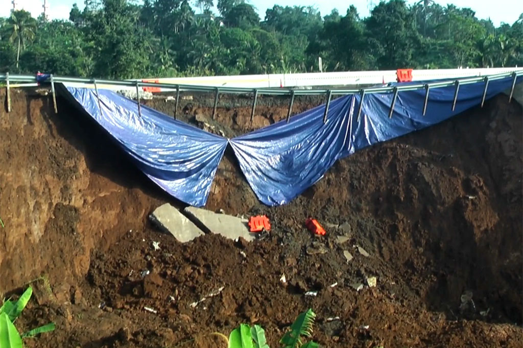 Longsor terjadi di Tol Bogor-Ciawi-Sukabumi (Bocimi) tepatnya di KM 64-600 Tol Parungkuda, Kecamatan Ciambar, Kabupaten Sukabumi, Jawa Barat, Rabu, 3 April 2024 malam. Tiga mobil terperosok ke dalam jalan yang longsor, mengakibatkan dua orang terluka.