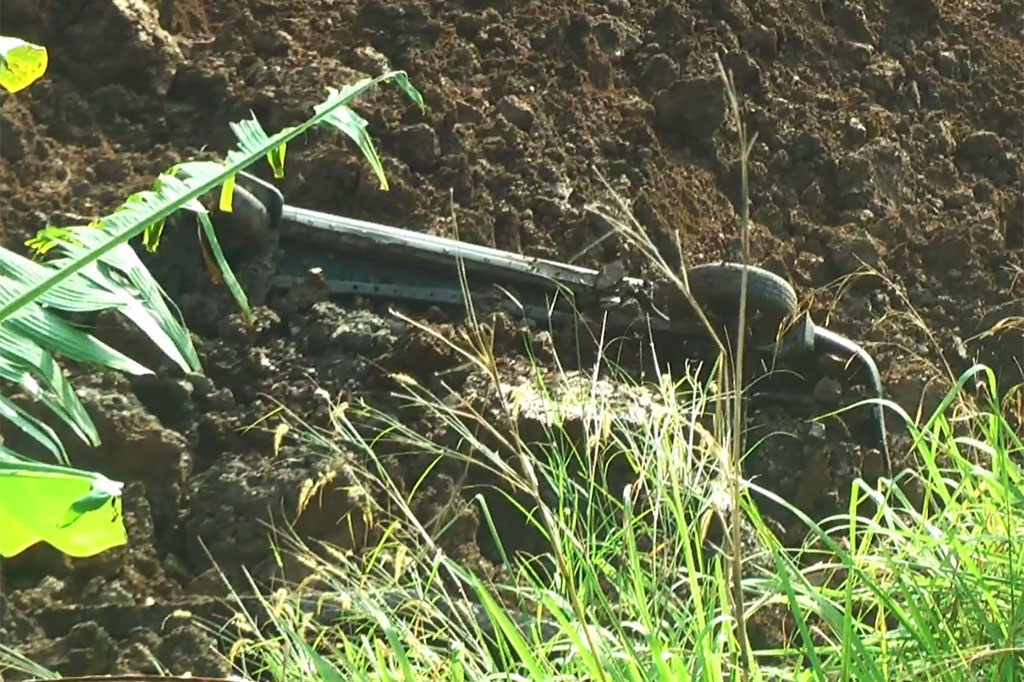 Sementara itu ada satu unit mobil yang belum bisa dievakuasi dan masih tertimbun longsor. Saat ini ruas tol telah ditutup dan dialihkan ke gerbang Tol Cigombong.