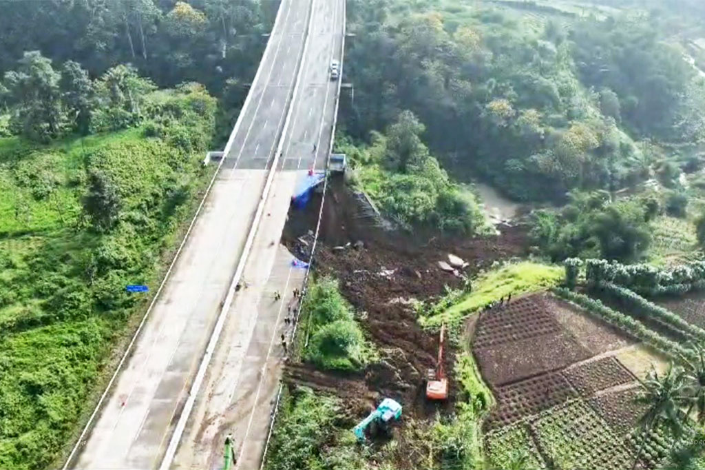 Longsor di Tol Bocimi KM 64-600 A dari arah Jakarta menuju Sukabumi tepatnya di Kampung Sikup, Desa Purwasari, Kecamatan Cicurug, terjadi sekitar pukul 20.00 WIB setelah hujan deras melanda sekitar lokasi.