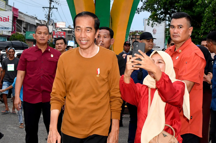 Rabu sore, 3 April 2024, sekitar pukul 17.30 WIB, Presiden Joko Widodo keluar dari hotel dengan pakaian santai. Tujuannya tidak lain adalah mengabuburit di Taman Semagor, Kabupaten Bungo, Jambi, tempat di mana banyak penjual takjil berkumpul menjelang berbuka puasa.
