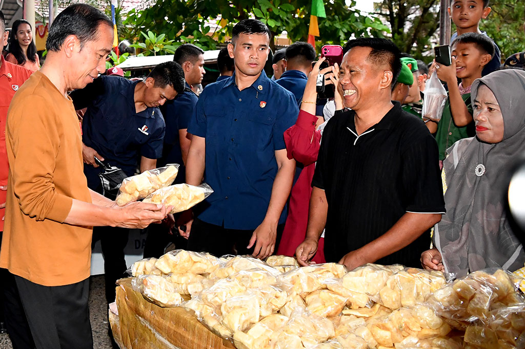 Di tengah suasana yang ramai dan bersemangat menjelang berbuka, Presiden Jokowi tak ragu untuk ikut meramaikan suasana. Presiden mulai membeli beberapa takjil, salah satunya kerupuk kulit sebanyak lima bungkus.