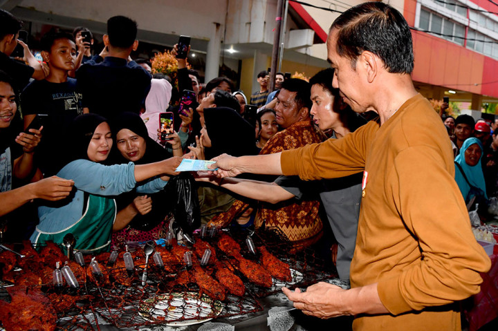 Tak hanya itu, Presiden juga terlihat membeli beberapa jajanan favorit seperti mi goreng, gulai ayam kampung, babat, hingga ikan bakar. Tak lupa, Presiden juga memilih beberapa camilan khas seperti lemper dan bakwan, serta beberapa minuman segar seperti es kelapa, es timun selasi, dan es tebu untuk menambah kesegaran saat berbuka puasa.
