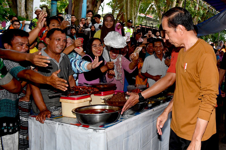 Sambil berburu takjil dan santapan, Presiden Jokowi tidak melewatkan kesempatan untuk berinteraksi dengan masyarakat. Kepala Negara turut menyapa dan berswafoto dengan warga yang ada di sekitar Taman Semagor.