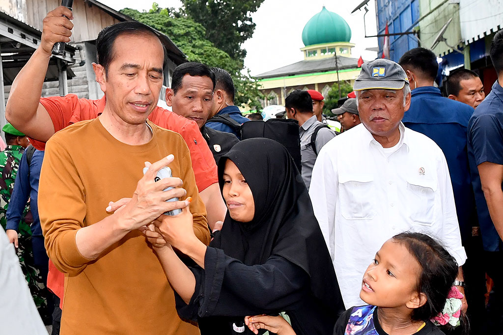 Setelah ngabuburit dan berinteraksi dengan masyarakat, Presiden Jokowi pun kembali ke hotel tempatnya bermalam sebelum azan Magrib berkumandang. Turut mendampingi Presiden dalam kegiatan tersebut adalah Menteri Pekerjaan Umum dan Perumahan Rakyat Basuki Hadimuljono. 