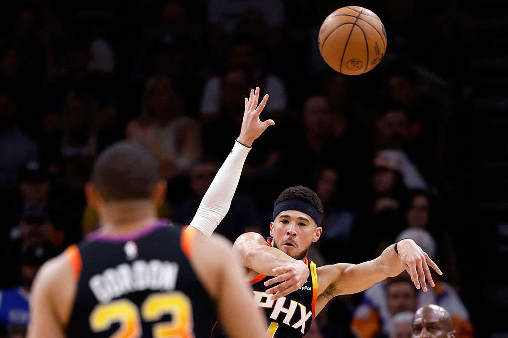 Booker yang sebelumnya mencetak 52 poin saat melawan New Orleans Pelicans, mencatat 13 bola masuk dari total 25 tembakannya, termasuk 5 berhasil dari 9 upaya lemparan tiga angka. 