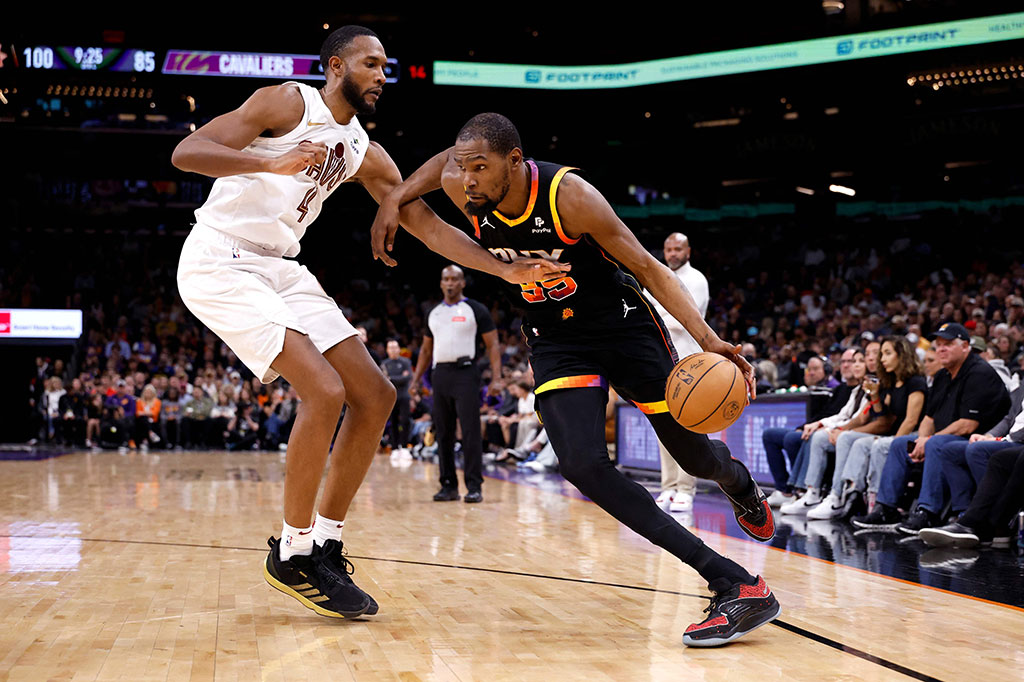 Bintang veteran Suns Kevin Durant menambahkan 32 poin untuk timnya dengan tambahan 7 assist. Performa Booker dan Durant mencetak setidaknya 30 poin ini merupakan kedua kalinya musim ini. 