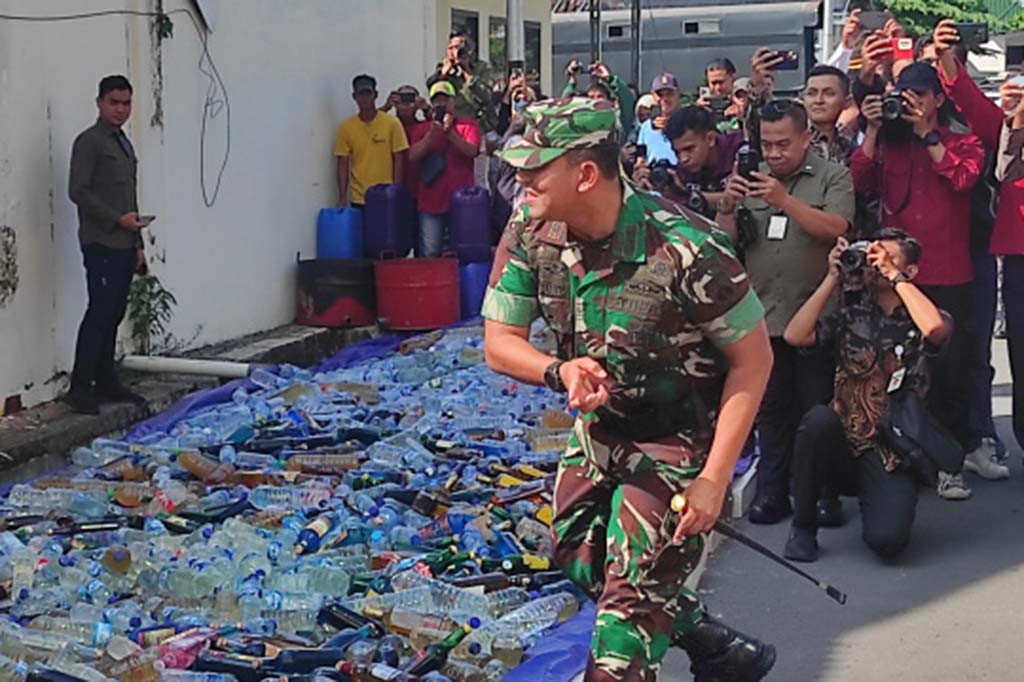 Ribuan botol minuman keras (miras) bermerek berikut 2.721 liter miras tradisional ciu hasil razia Pekat (penyakit masyarakat) serta 300 knalpot brong dimusnahkan Polresta Surakarta, Kamis, 4 April 2024.