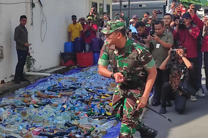 Ribuan botol minuman keras (miras) bermerek berikut 2.721 liter miras tradisional ciu hasil razia Pekat (penyakit masyarakat) serta 300 knalpot brong dimusnahkan Polresta Surakarta, Kamis, 4 April 2024.