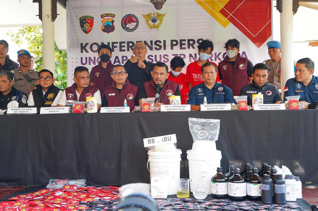 Petugas gabungan dari Direktorat Tindak Pidana Narkoba Bareskrim Polri, Polda Jateng, dan Bea Cukai menggerebek sebuah rumah di Jl. Ngesrep Barat, Kelurahan Srondol Kulon, Kecamatan Banyumanik, Kota Semarang, Rabu, 3 April 2024.