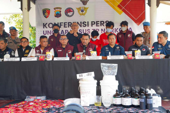 Petugas gabungan dari Direktorat Tindak Pidana Narkoba Bareskrim Polri, Polda Jateng, dan Bea Cukai menggerebek sebuah rumah di Jl. Ngesrep Barat, Kelurahan Srondol Kulon, Kecamatan Banyumanik, Kota Semarang, Rabu, 3 April 2024.