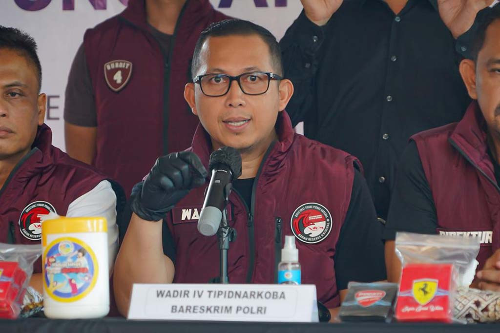 Rumah tersebut diduga sebagai pabrik narkoba jenis sabu-sabu dan happy water. Dalam penggerebekan, petugas mengamankan dua orang pelaku berpakaian hazmat yang tertangkap basah saat meracik narkoba.