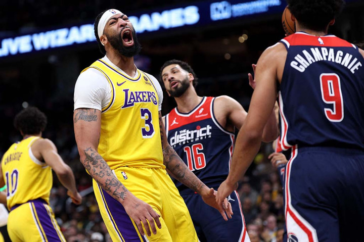 Lakers bisa menjaga momentum setelah jeda dan memperlebar jarak menjadi 101-86 atas Wizards. Meski Wizards sempat bangkit pada kuarter keempat, jarak yang terlalu lebar membuat Lakers bisa menjaga keunggulan dan menang dengan skor 125-120.