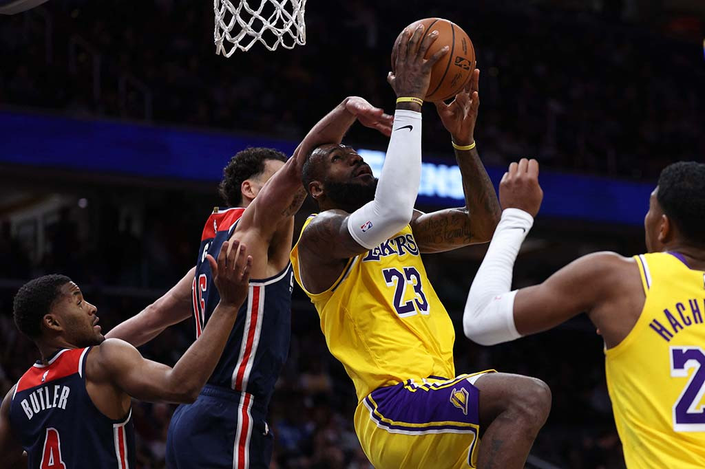 Lakers membuka kuarter pertama dengan baik dan mampu unggul 39-29 atas Wizards. Lakers menjaga momentum mereka pada kuarter kedua dan menjaga keunggulan dengan skor 67-60.