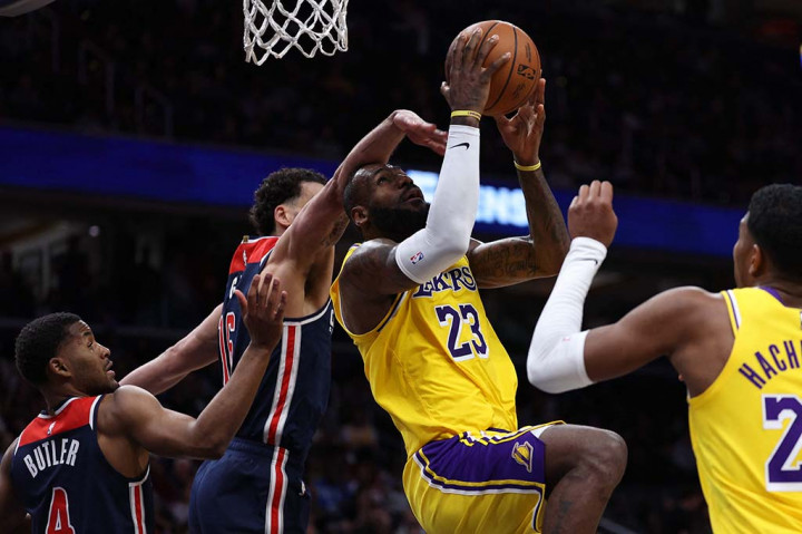 Lakers membuka kuarter pertama dengan baik dan mampu unggul 39-29 atas Wizards. Lakers menjaga momentum mereka pada kuarter kedua dan menjaga keunggulan dengan skor 67-60.