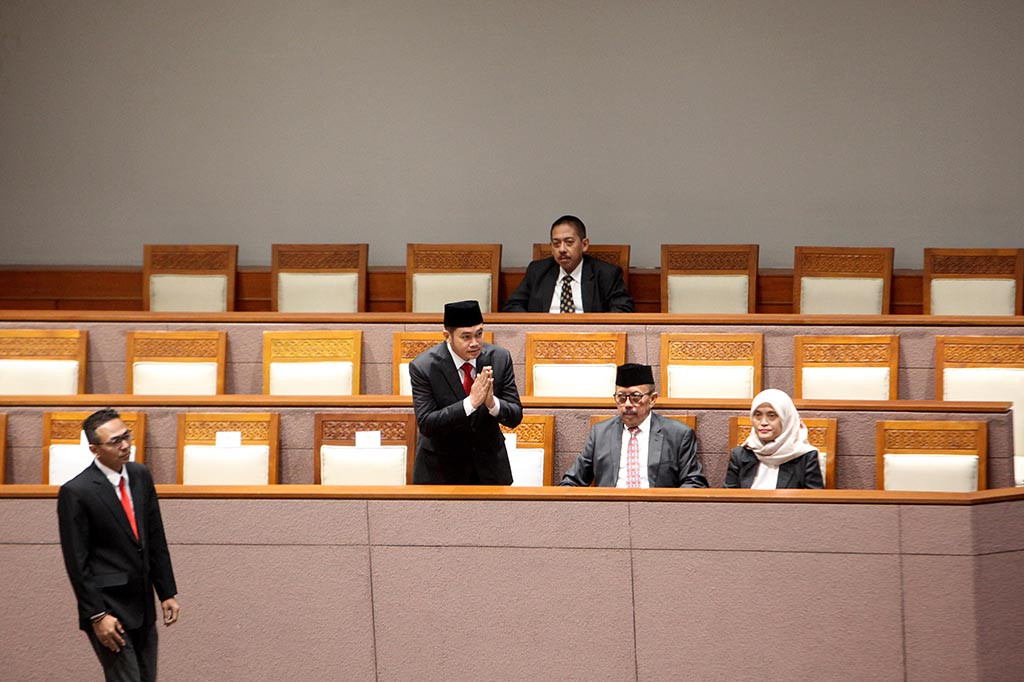 Puan lantas mempersilakan kepada tujuh calon anggota LPSK periode 2024-2029 terpilih itu untuk berdiri dalam rangka memperkenalkan mereka, selanjutnya melangsungkan sesi foto bersama dengan pimpinan DPR RI.