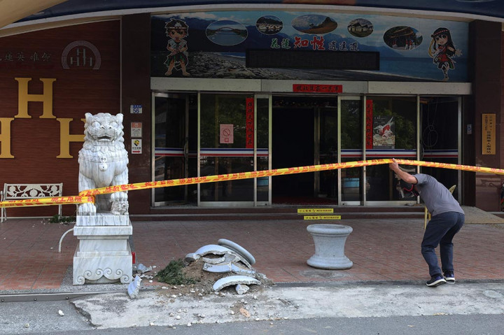 Sepuluh orang tewas dan lebih dari 1.000 orang terluka dalam gempa berkekuatan 7,4 skala richter yang terjadi pada hari Rabu, namun peraturan bangunan yang ketat dan kesadaran masyarakat yang luas terhadap bencana tampaknya telah mencegah terjadinya bencana besar di pulau tersebut.