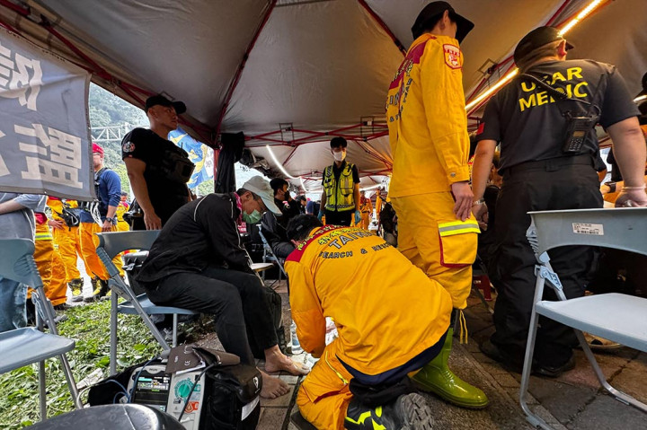 Tim penyelamat Taiwan pada hari Kamis, 4 April 2024 bekerja untuk menyelamatkan sejumlah orang yang terjebak di terowongan jalan raya ketika para insinyur memulai operasi pembersihan besar-besaran sehari setelah gempa bumi terbesar di pulau itu dalam seperempat abad.