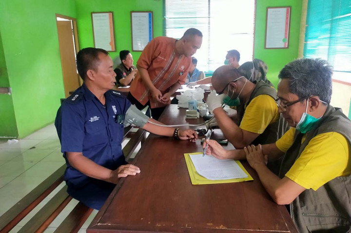 Badan Narkotika Nasional (BNNK) Kota Tasikmalaya bersama Dinas Kesehatan gelar operasi test urine terhadap puluhan supir dan kondektur perusahaan otobus Pool Budiman, Primajasa dan Doa Ibu. Pelaksanaan test urine yang dilakukan, untuk menjaga keselamatan bagi para penumpang dalam perjalanan libur idul fitri 1445 Hijriah.