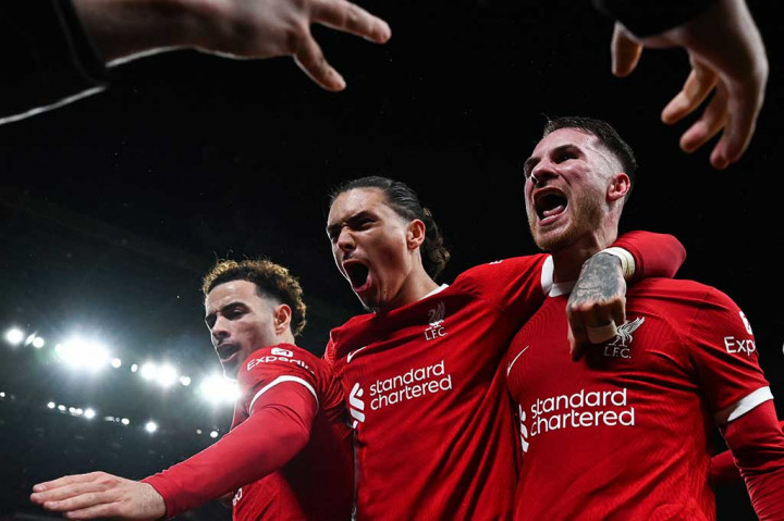 The Reds membuka keunggulan berkat gol Darwin Nunez yang memanfaatkan blunder kiper lawan, Ivo Grbic. Grbic yang bermaksud membuang bola mendapati sepakannya diblok oleh Nunez. Bola pantul itu mengarah ke gawang Sheffield United yang tidak terkawal. Skor 1-0 bertahan hingga jeda.