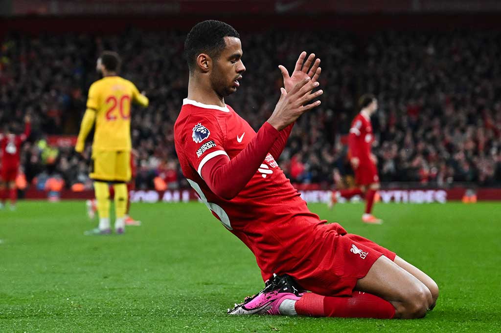 Klub Marseyside itu lalu mengunci kemenangan pada menit ke-90 ketika umpan silang Robertson berhasil ditanduk Cody Gakpo untuk menjadi gol. 