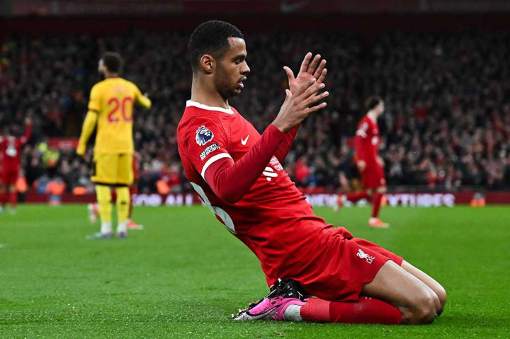 Klub Marseyside itu lalu mengunci kemenangan pada menit ke-90 ketika umpan silang Robertson berhasil ditanduk Cody Gakpo untuk menjadi gol. 