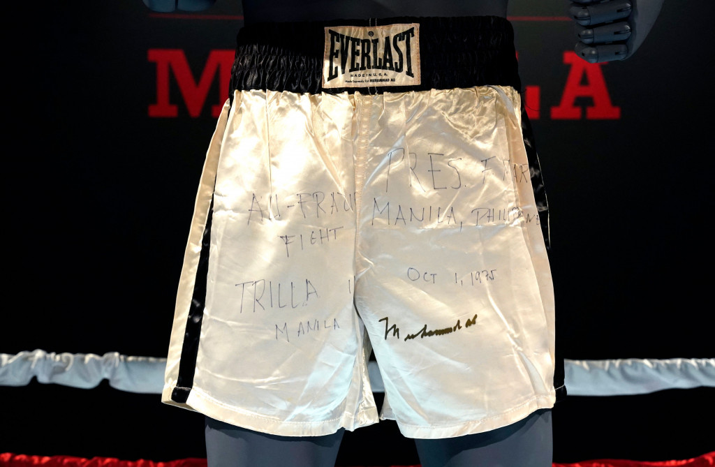 Celana pendek yang dikenakan Muhammad Ali dalam pertandingan tinju legendaris 'Thrilla in Manila' dijual rumah lelang Sotheby's di New York dengan taksiran harga USD4-6 juta (sekitar Rp63,6 miliar-Rp95,4 miliar).