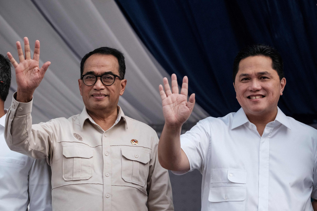 Menteri Badan Usaha Milik Negara (BUMN) Erick Thohir bersama Menteri Perhubungan Budi Karya Sumadi melepas 6.432 pemudik peserta program Mudik Asyik Bersama BUMN 2024 dalam acara pelepasan di Monumen Nasional (Monas), Jakarta, Jumat, 5 April 2024.