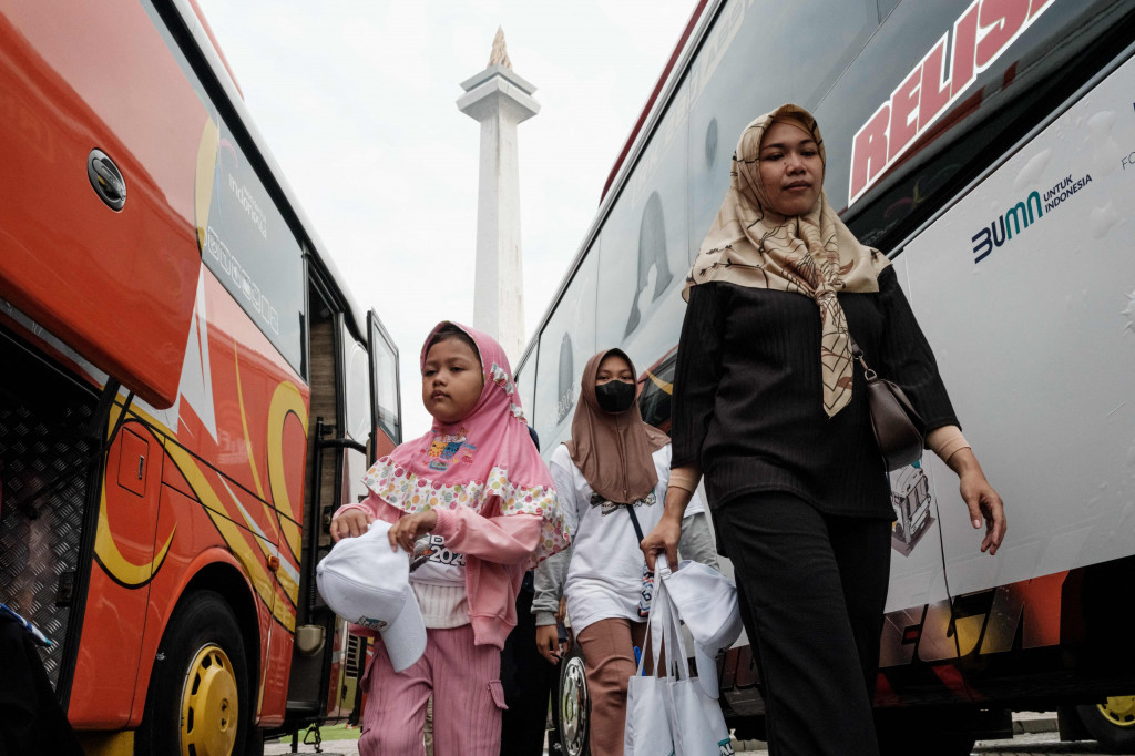 Erick berharap program yang sudah berjalan lima tahun ini dapat dilanjutkan karena merupakan bagian dari kepedulian BUMN, sejalan dengan arahan Presiden Joko Widodo, untuk membantu masyarakat di tengah menurunnya daya beli. 