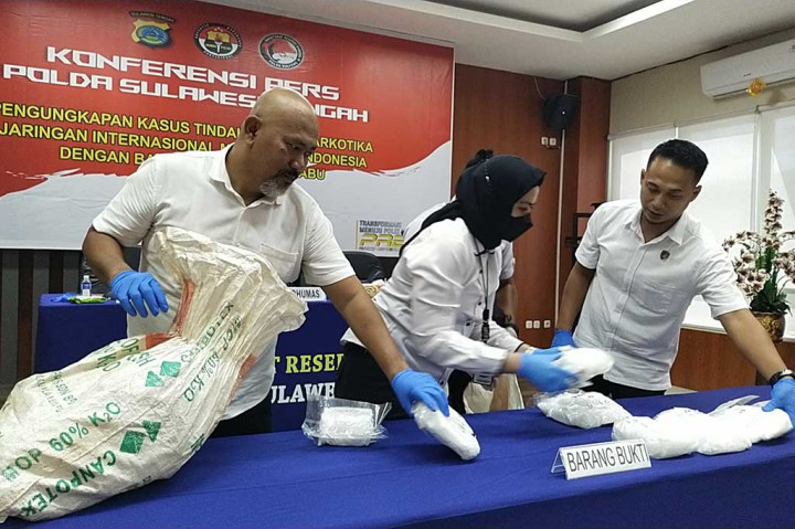 Guna mempertanggungjawabkan perbuatannya tersangka AM disangkakan Pasal 114 ayat 2 dengan ancaman maksimal pidana mati dan pidana penjara paling singkat enam tahun. Selanjutnya Pasal 112 ayat 2 dengan ancaman maksimal pidana penjara seumur hidup dan pidana penjara paling singkat lima tahun.