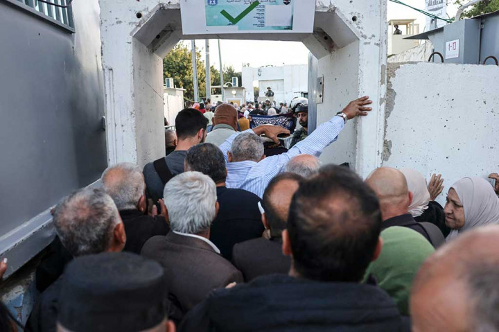 Otoritas Israel membatasi warga Palestina di Tepi Barat memasuki Masjid Al-Aqsa di Yerusalem Timur pada Jumat keempat atau terakhir di bulan suci Ramadan.