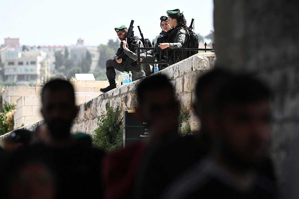 Tentara Israel mengerahkan pasukan di penyeberangan menuju Yerusalem, mengamati identitas warga Palestina dan menolak masuk beberapa dari mereka, menurut seorang saksi mata kepada Anadolu.