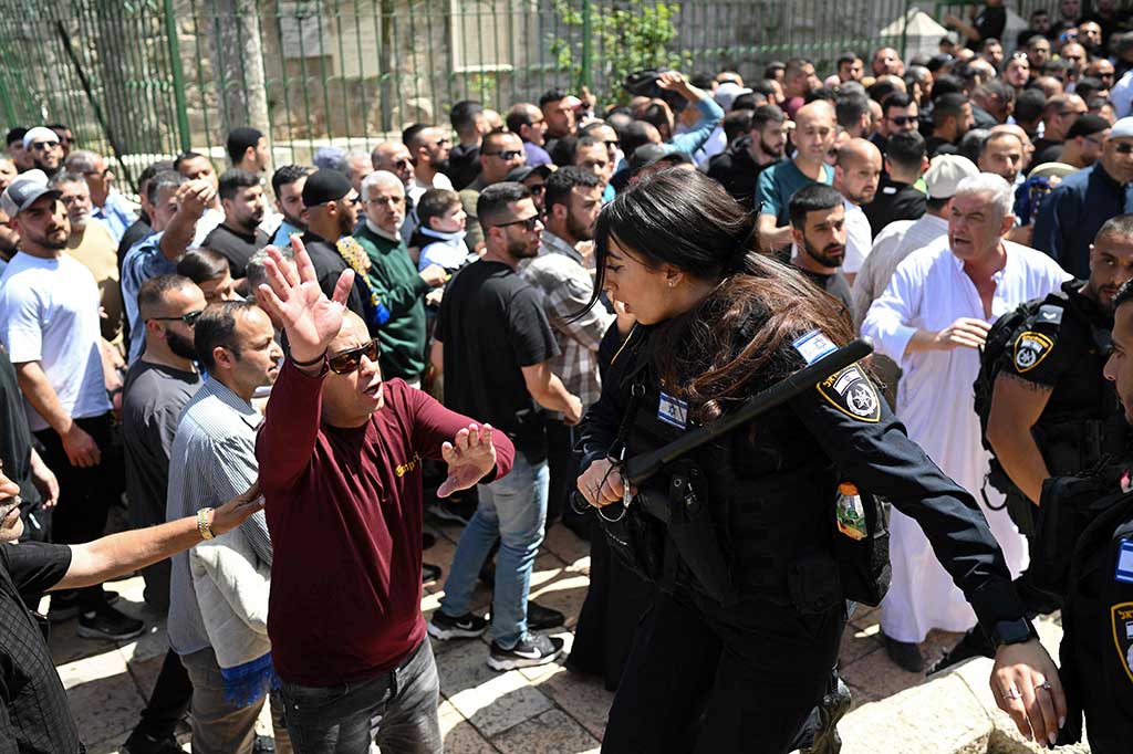 Seorang warga Palestina berusia 78 tahun, Ibrahim Abayat, mengatakan kepada Anadolu bahwa dia dicegat untuk mencapai Yerusalem tanpa alasan yang jelas Jumat, 5 April 2024 pagi. Dia menunjukkan dirinya telah memperoleh izin khusus tiga hari lalu, tetapi pasukan Israel menolak mengizinkannya masuk.
