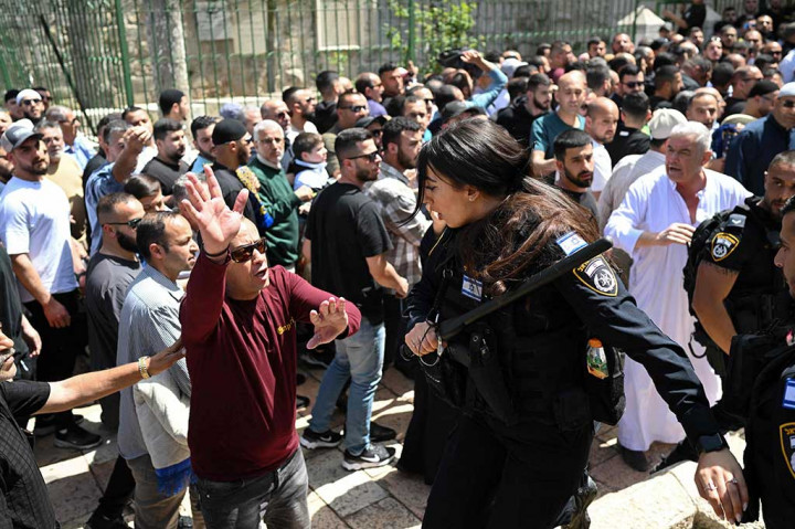 Seorang warga Palestina berusia 78 tahun, Ibrahim Abayat, mengatakan kepada Anadolu bahwa dia dicegat untuk mencapai Yerusalem tanpa alasan yang jelas Jumat, 5 April 2024 pagi. Dia menunjukkan dirinya telah memperoleh izin khusus tiga hari lalu, tetapi pasukan Israel menolak mengizinkannya masuk.